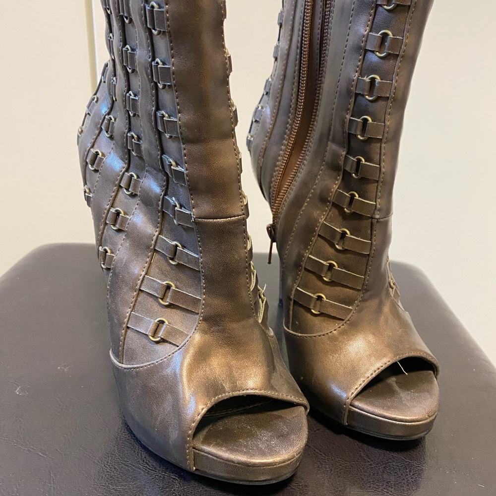 Brand new. Brown goldish tinge colour. Leather outer. Heel is 4.1 inches.